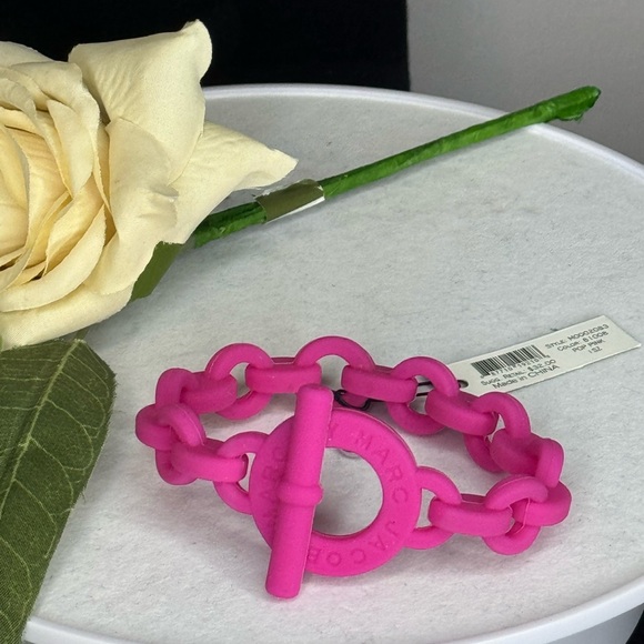 Marc By Marc Jacobs Pop Pink Turnlock Rubber Stretch Bracelet - Picture 2 of 6